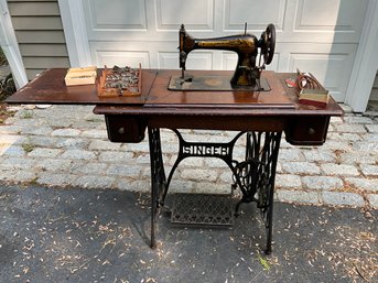 Antique Singer Sewing Machine Incl. Accessories