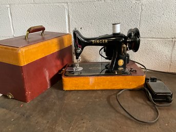 Vintage Singer Sewing Machine- EJ924771