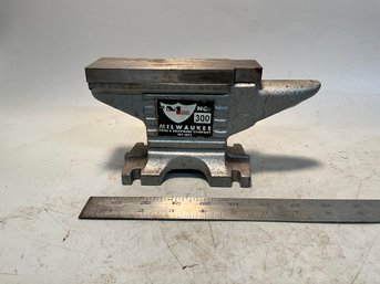 8 Pound Milwaukee Tool Co Cast Iron Anvil No.300 - V58