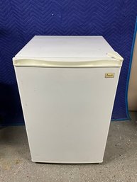 Avanti 20 Inch Mini Fridge - Model No. RM4550W-2