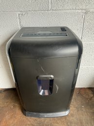 Staples Paper Shredder - Model No. SPL-TXC152A