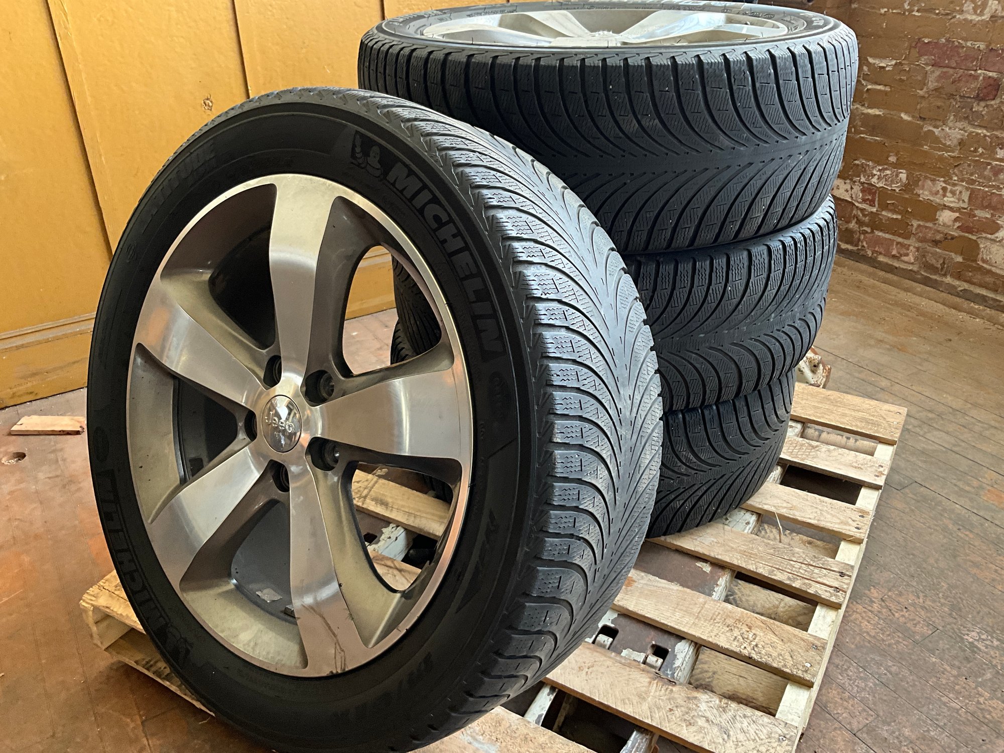 (4) Michelin Green X Tires 275/45/R20 On Jeep Rims 25831