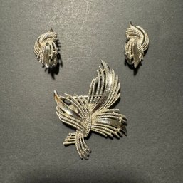 Vtg Trifari Brooch And Clip Earring Set