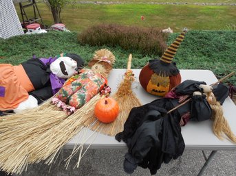 Halloween Lot  5 Pieces Of Halloween-themed Decorations.