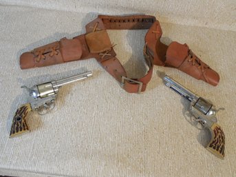 Vintage Pair Of Toy Gun Fighter Guns With Leather Holster By Mattel Shooting Shell Fanner