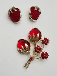 LOOK GOOD ENOUGH TO EAT 1960s Sarah Coventry Strawberry Brooch And Clip Earrings