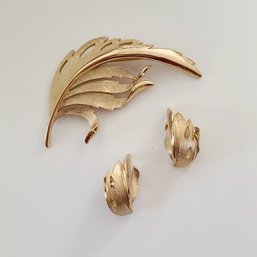 Vintage Trifari Gold Tone Earrings And Brooch Set