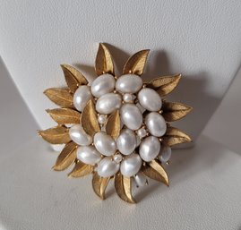 Elegant Vintage 50s-60s Crown Trifari Faux Pearl And Leaf Brooch Excellent Condition