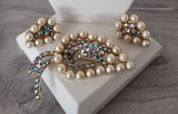 Now That's A Lot Of Sparkle! Vtg MC AB Rhinestone And Faux Pearl Demi Parure Brooch And Earring Set Great Cond