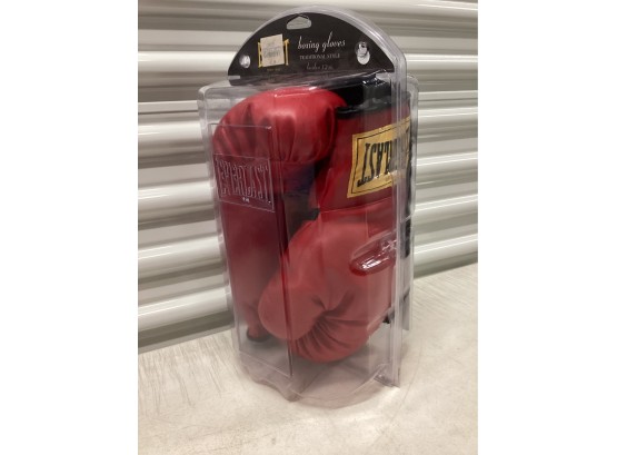 NIP Everlast Boxing Gloves 12oz Laceless