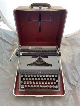 Vintage Royal Typewriter In Carrying Case With Original Key