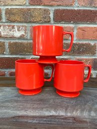 3 Plastic Pedestal Mugs