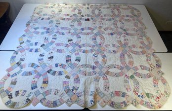 Vintage Wedding Ring Quilt With Scalloped Edging