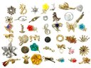 Huge Lot Of Vintage Costume Jewelry Pins And Brooches (1)
