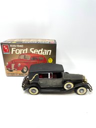1939 Ford Sedan Model & Vintage Transistor Radio Lot