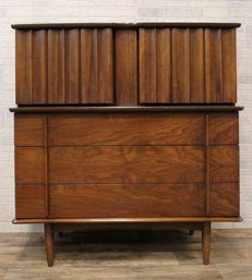 Walnut Mid Century Modern Chest Of Drawers Dresser By United Furniture