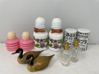 Group Of Vintage Salt & Pepper Shakers S6