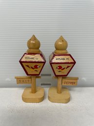 Kitsch Lamp Post Salt & Pepper Shakers S10