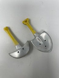 Kitsch Shovel & Pick Axe Salt & Pepper Shakers S12