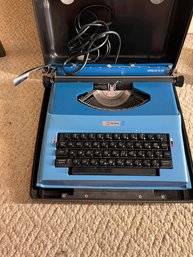 Vintage Royal Apollo 12-GT Typewriter With Carry Case