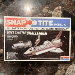 Monogram Space Shuttle Challenger Snap Tite Model Kit #1014 1983 Complete