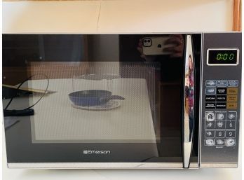 Gently Used 1100 Watts Emerson Microwave