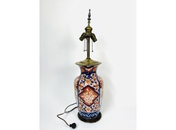 Vintage Asian Oriental Floral Porcelain Imari Pattern Urn Table Lamp Wood Base
