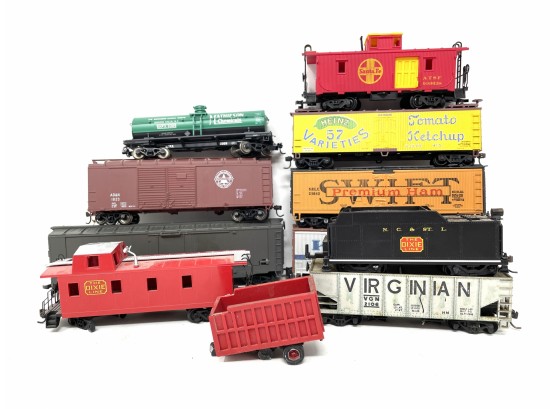 Large Lot Of Vintage Plastic Train Cars - As Pictured