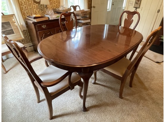 Thomasville Queen Anne Style Dining Table With 8 Chairs And 2 Leaves