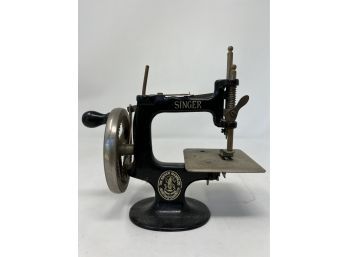Singer Miniature Sewing Machine / Rare Salesman Sample / Circa 1930's