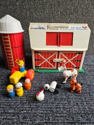 A186 - Fisher Price Play Family Barn With Animals Tractor And Silo!