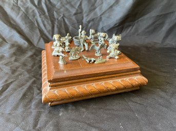 P102 Miniature Pewter Figurines In Wood Tic Tac Toe Box 10x10'