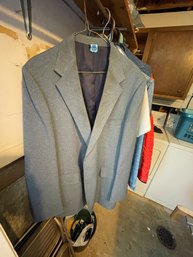 J18- Levi Mensware 44L Suit Jacket