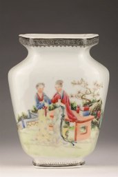 FINE FAMILLE ROSE CHINESE HAND PAINTED WALL POCKET VASE