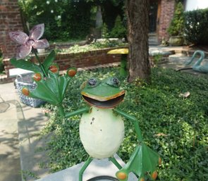 LARGE METAL & ENAMEL FOLK ART FROG OUTDOOR GARDEN LAWN STATUE SCULPTURE