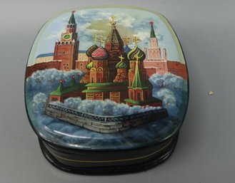 VERY FINELY PAINTED RUSSIAN LACQUER BOX SIGNED