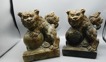 PAIR OF VINTAGE FOO DOG SCULPTURE STATUE