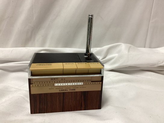 Vintage Radio Shack Realistic Timekube Radio