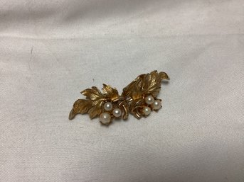 Lisner Signed Vintage Pearl Leaf Clip On Earrings