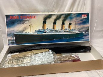 RMS Titanic Academy Minicraft Model Kit