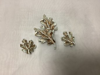 B.s.k. Vintage Gold Toned Leaf Brooch Set