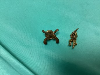 Flintlock Pistols And Soldier Gold Tone Pin