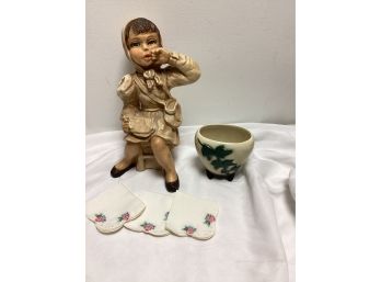 Smalls Lot - Vintage Linen Napkins, Ceramic Statue, And Ceramic Vase