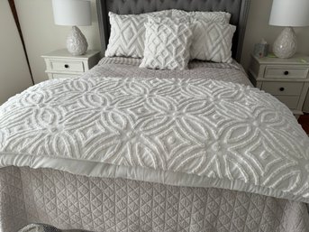 Queen Sized Complete Linen And Pillow Set Up