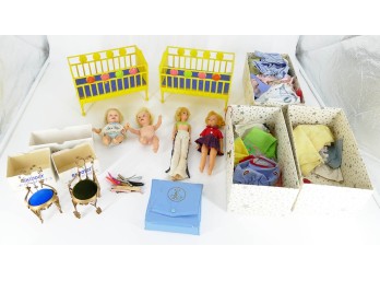 Vintage Dolls & Accessories In Trunk - Ginny / Skipper