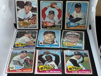 9-CARD LOT OF 1965 TOPPS W/ DAVE VINEYARD, RAY SADECKI, DAVE NICHOLSON, DON MINCHER, JOHNNY ROMANO & MORE