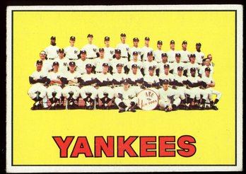 1967 TOPPS NEW YORK YANKEES TEAM CARD FEAT. MICKEY MANTLE, JOE PEPITONE, BOBBY RICHARDSON & WHITEY FORD