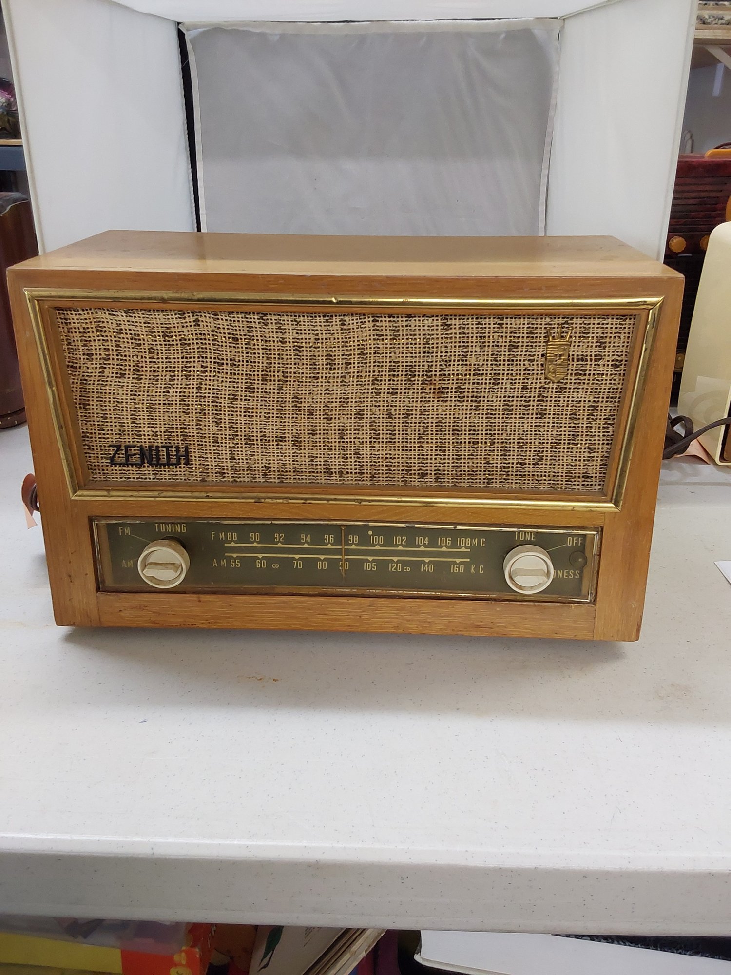 Vintage Zenith AM/FM Radio #5797 | Auctionninja.com