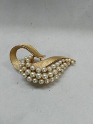 Vintage Costume Jewelry Brooch