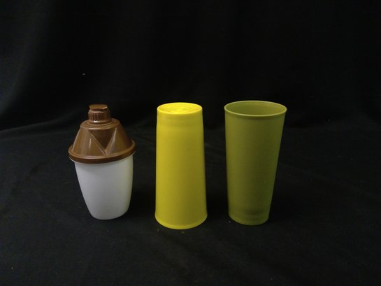 Vintage Tupperware Shaker And 2 Cups
